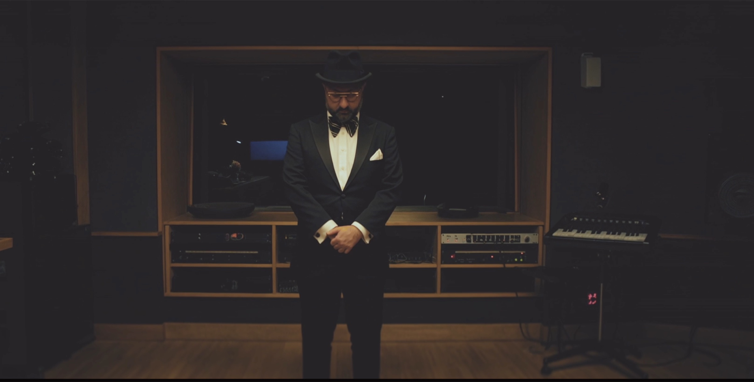 Corky in smoking nero, nello studio di registrazione